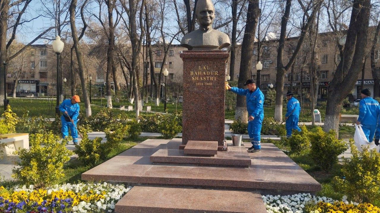 Employees of the district beautification department are cleaning roads and irrigation ditches in the areas from waste and putting them in order.